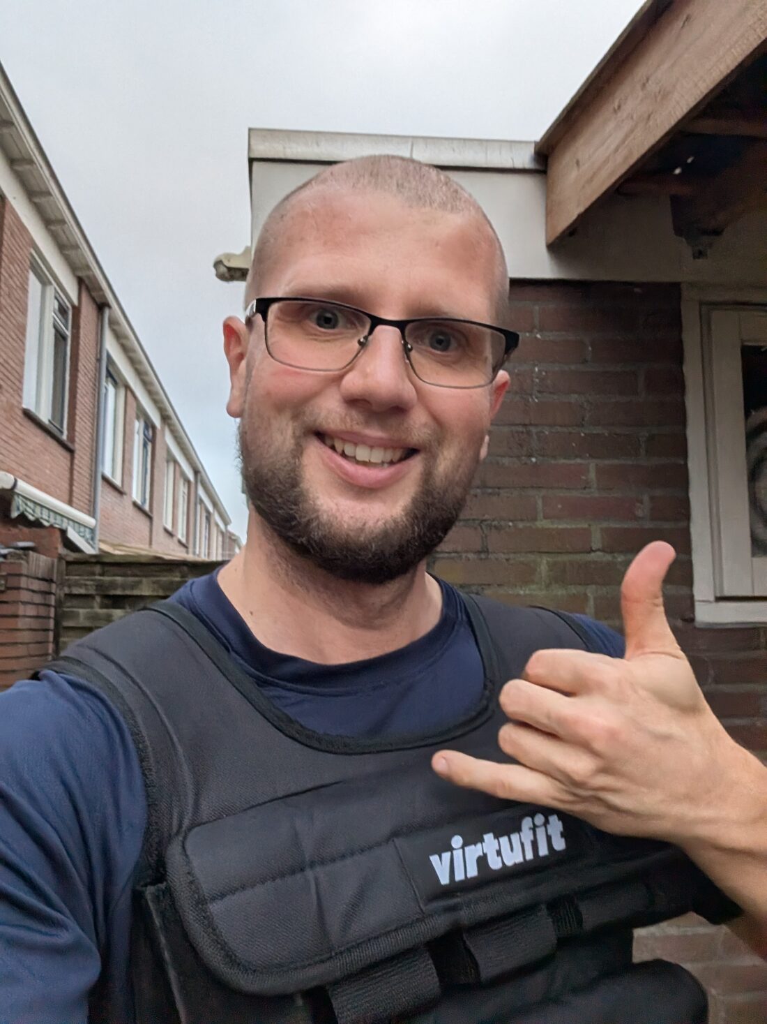 Jappie Klooster, lachend met duim omhoog